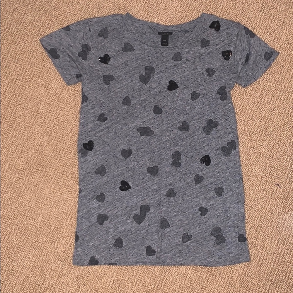 Woman’s crew grey shirt with black hearts